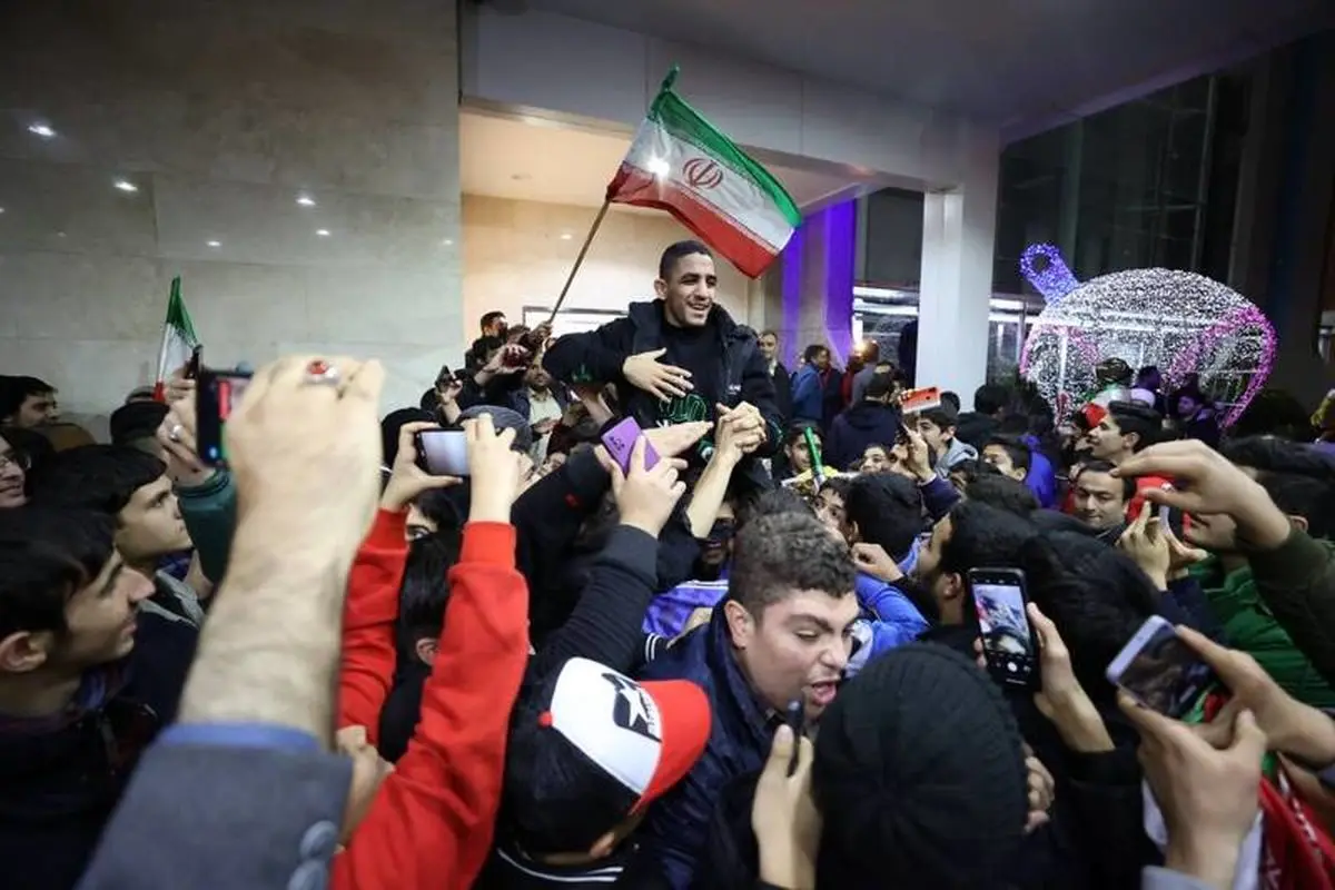 استقبال متفاوت مردم از کشتی‌گیران در فرودگاه فیلم