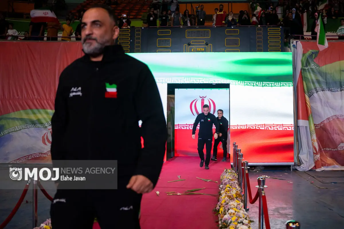 لحظه ورود قهرمانان کشتی ایران در بین مردم فیلم