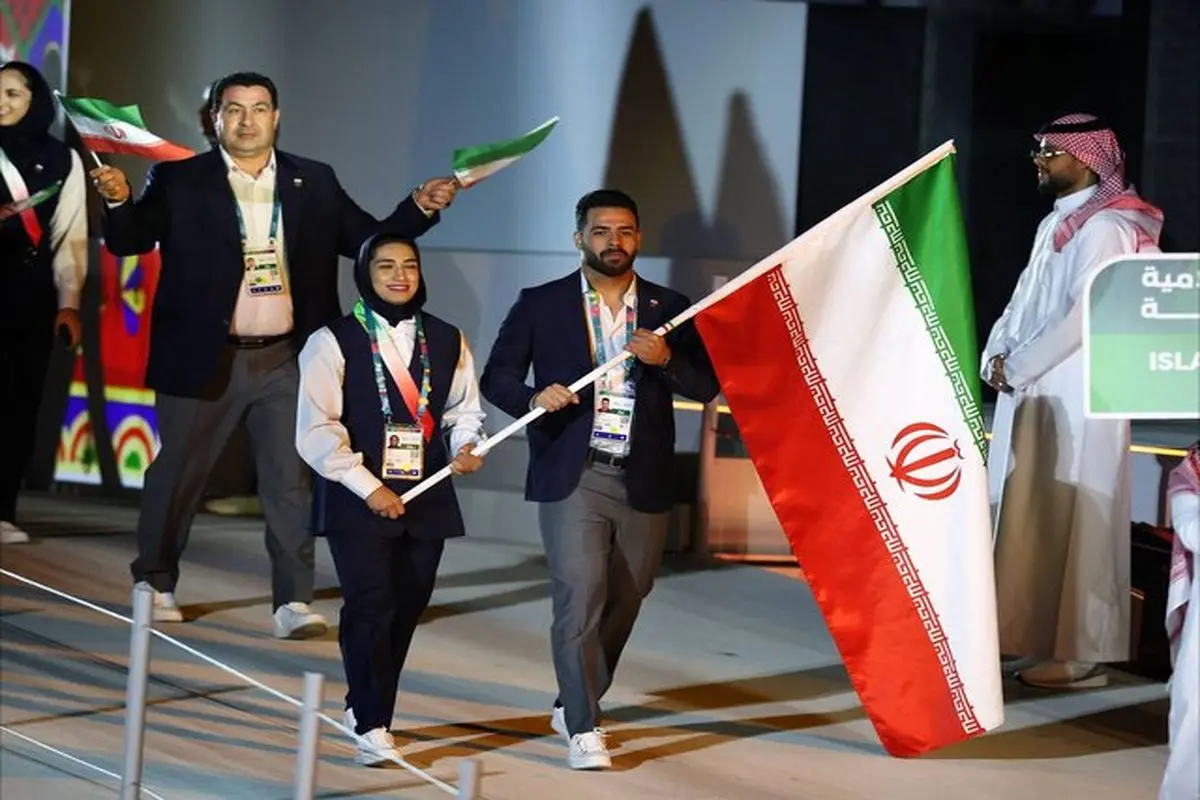 پرچمداری علیرضا معینی و مریم بربط در مراسم بازی‌های کشورهای اسلامی ریاض