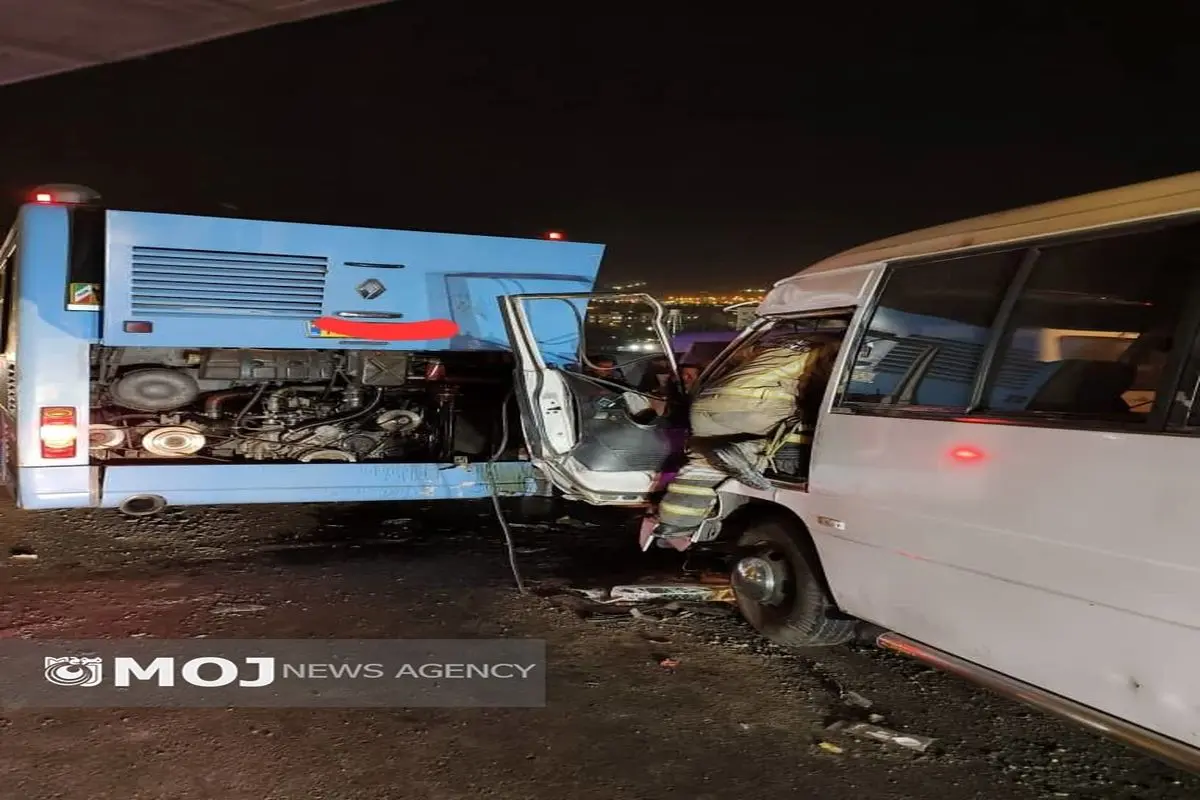 تصادف زنجیره‌ای چهار سرویس پرسنلی در بزرگراه همدانی / راننده مینی‌بوس محبوس شد تصاویر