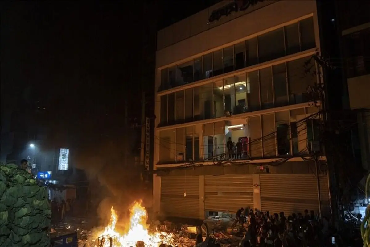 در اعتراضات به قتل فعال سیاسی در بنگلادش، چندین ساختمان به آتش کشیده شد