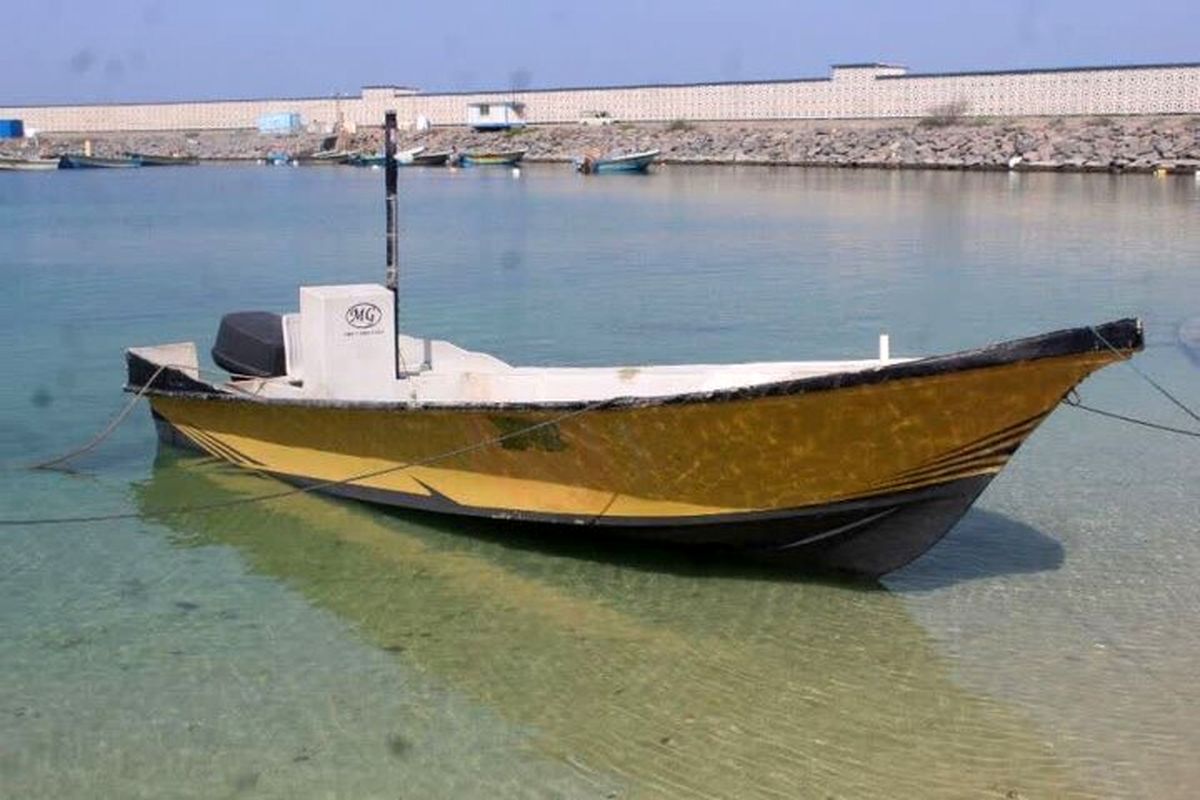 توقیف یک فروند شناور حامل ۵٠٠ لیتر بنزین قاچاق در بندرلنگه